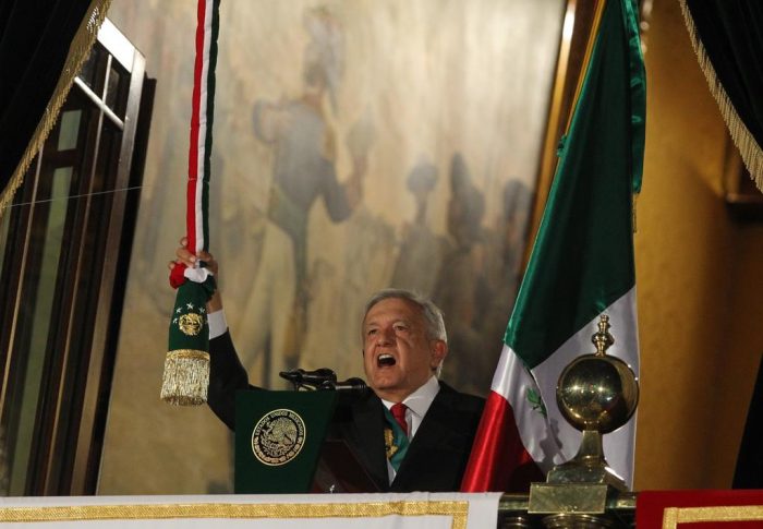 AMLO da su primer grito de la independencia.